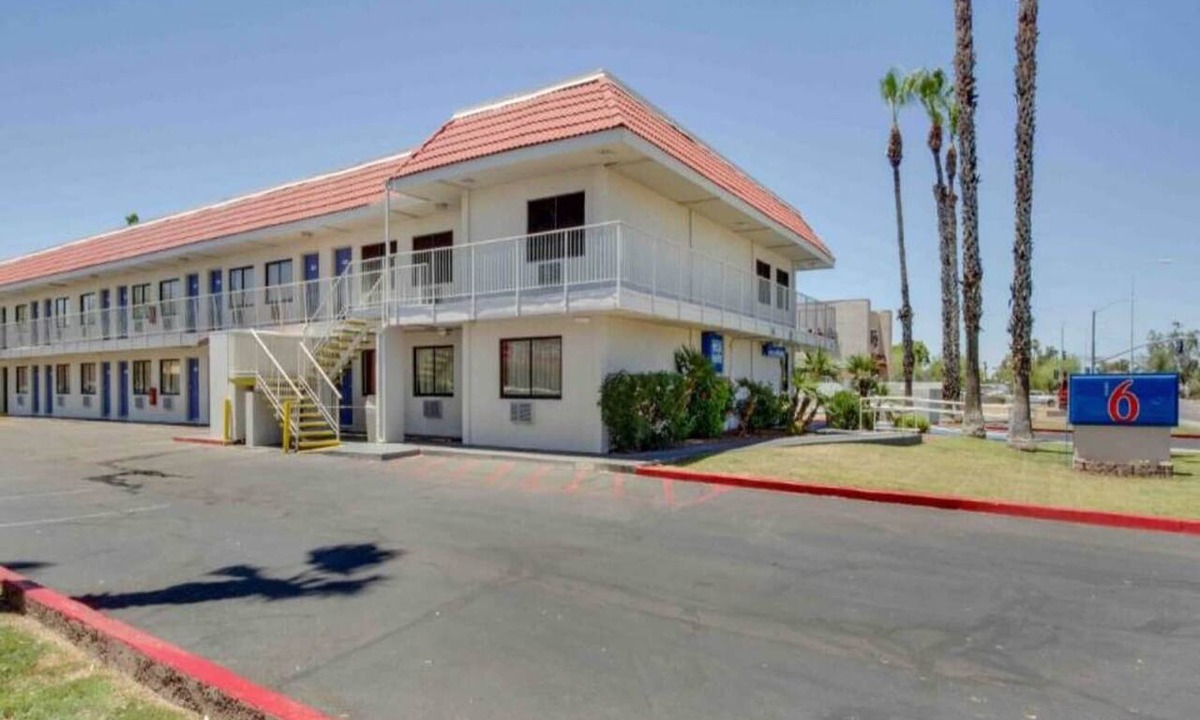 Tempe Apartment | 1 Full Bed | ADA/RI Shower/Mini Fridge