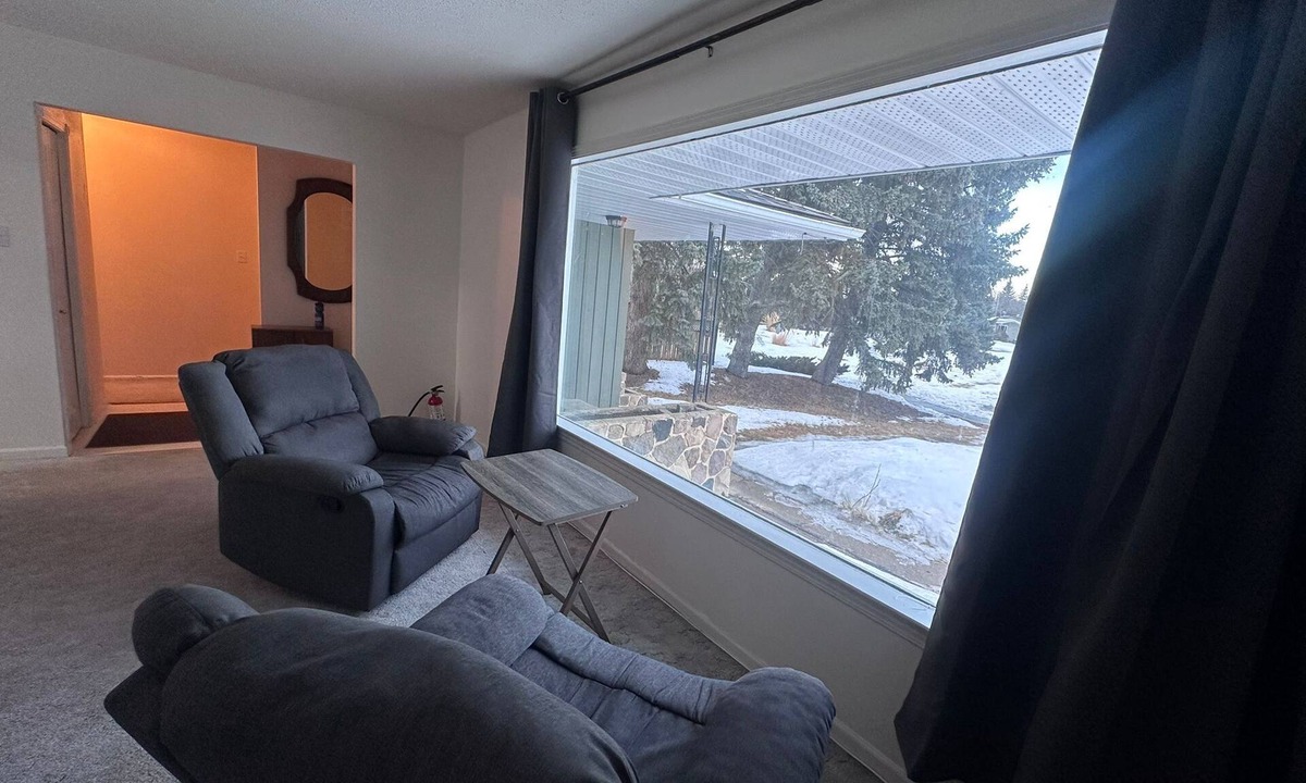 Jasper Place House | Cozy West Edmonton Home Near Jasper park & Shops