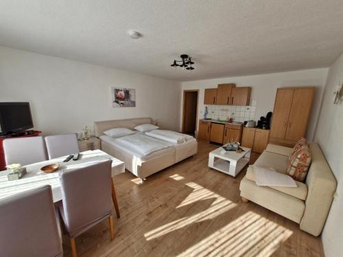 Ilmenau Apartment | Ferienwohnung am Thüringer Wald Wandern, Radfahren, Parkplatz, Wallbox, Netflix