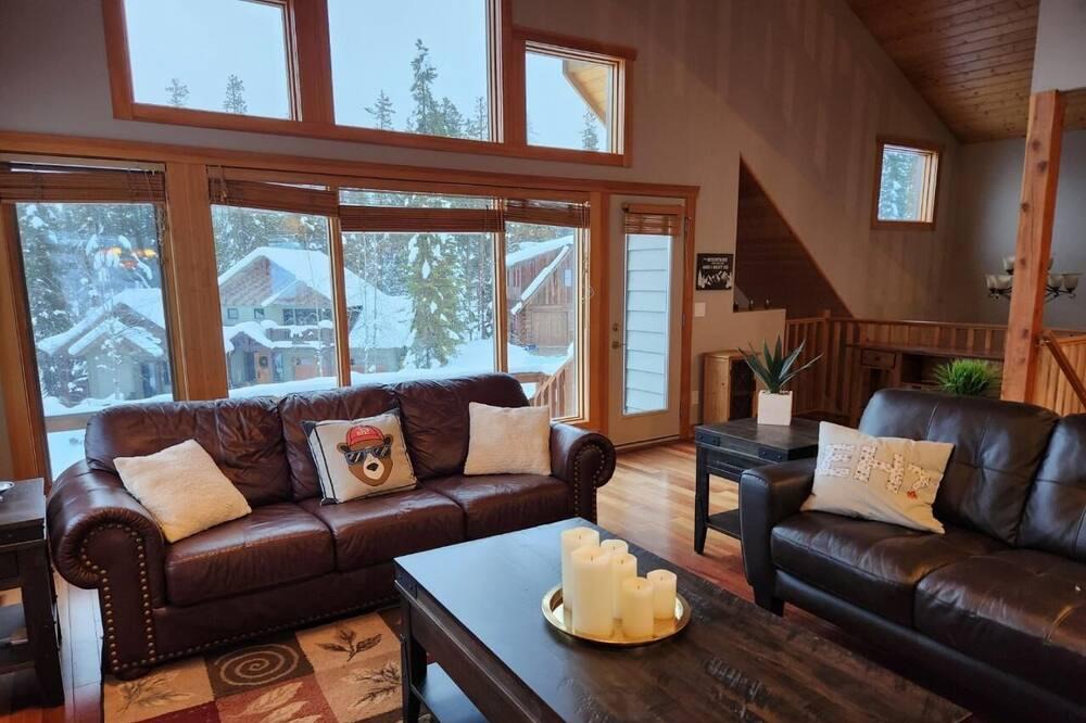 Forest Ridge Estates Ski Chalet | Spectacular 4 Bedroom, 4 Bathroom House-Greywolf Drive-Hot Tub and Sauna!