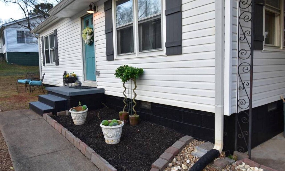 Marietta House | The Honeybee House North Atlanta Marietta Business or Family Travel Sleeps 1-6