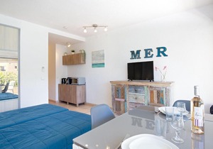 Studio Climatisé Proche Plage et Commerces avec Balcon, Wi-Fi et Parking in Saint-Raphael