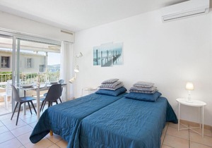 Studio Climatisé Proche Plage et Commerces avec Balcon, Wi-Fi et Parking in Saint-Raphael