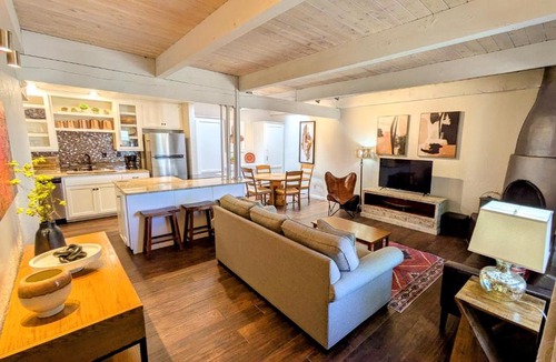 Northeast Santa Fe House | Artist Rd Retreat -Walk to Plaza, nestled in the Foothills of the Mountains