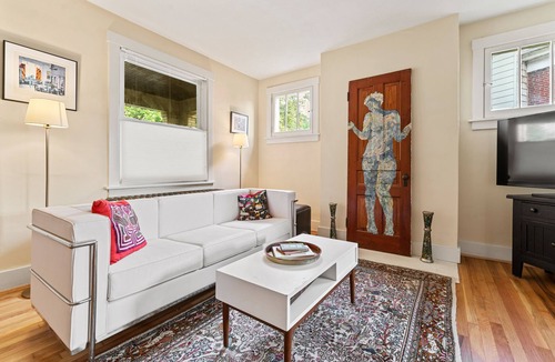 East Liberty House | Comfortable home with an artful flair close to PNC, museums and restaurants.