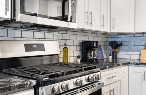 East Liberty Apartment | East Liberty 2BR, Walkable, Parking