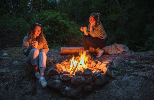Maple Ridge Resort | Experience Glamping on a budget! Self contained, quiet, romantic, swim, fish,