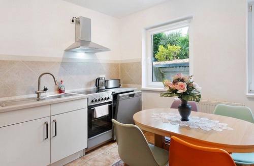 Poessneck House | Holiday Home 'Ferienwohnung Sehr Ruhig' with Private Garden and Wi-Fi