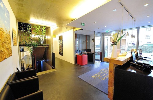 Ehingen Apartment | Lichtdurchflutetes Wehrgangzimmer mit Loggia, Klimaanlage, LCD-TV, Sky-free-to-Guest, kostenfreiem WLAN und Safe