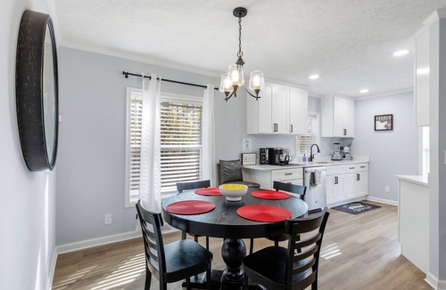 Ettrick House | Luxe Cottage - South Chesterfield Stylishly renovated, w/large master suite
