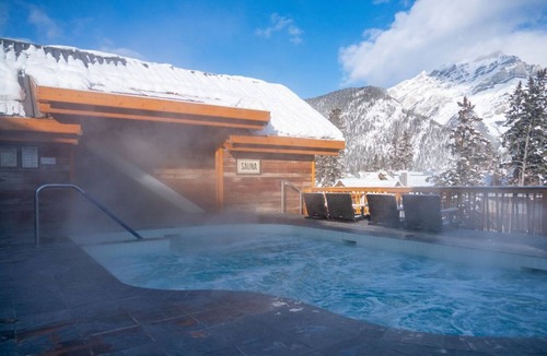 Banff Hotel | New Accessible Room, 1 Minute from Banff Centre!