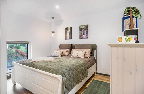 Hunerbach Apartment | Studio Apartment 'Eifelzauber' with Shared Terrace, Wi-Fi and Air Conditioning