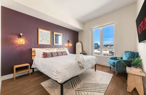 Little Tokyo Apartment | Stylish 2BD Haven with Scenic DTLA Views and Parking