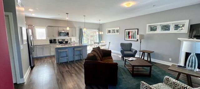 2 bedroom/2 bathroom condo with pool access in Douglas
