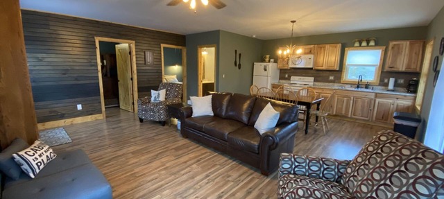 2 Bedroom w/King, 1 Bath across from Visitors Center- 4-Night Stay Discounts in Benezett
