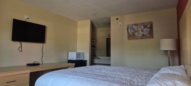 2 Comfortable King Rooms Ideal for Exploring Nearby Chickamauga Highlights in Chickamauga