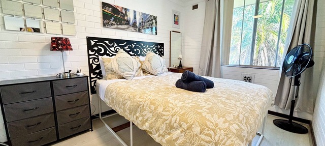 🚆 3 mins to West Leederville Station 🚗 Secure gated parking any size 🌿 Private balcony 🏡 Comfortable 1BR apartment for 2 🍳 Full kitchen 📶 Wi-Fi unlimited 🧺 On-site laundry 🌳 Opposite Mueller Park ☕ Minutes to Subiaco cafés in Subiaco