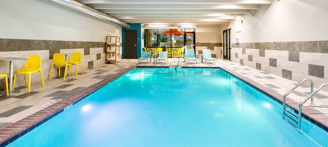 4 Convenient Units Near Spring River Zoo. Indoor Pool, FREE Breakfast! in Roswell