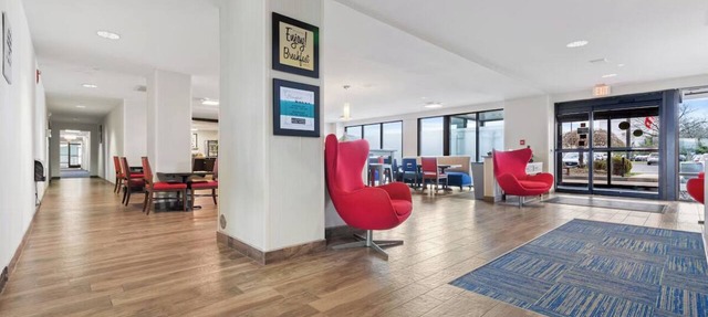 4 Family-Friendly Rooms w/Breakfast & indoor Pool Near Lehigh Valley Zoo in Alllentown