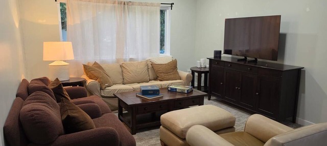 5BR group getaway w/hot tub near Main St in Vancouver