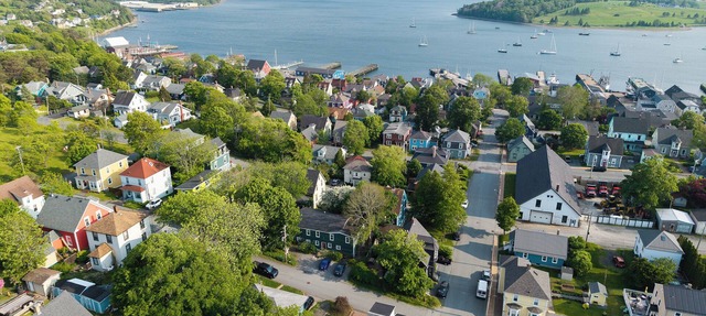 A Traveller's authentic Old Town retreat . in Lunenburg