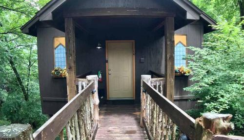 Abbey Chateau Treehouse #10/Oak Crest cottages and treehouses in Eureka Springs