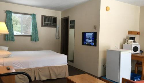 Algonquin Motel in South River
