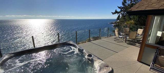 An oceanfront escape with a breathtaking view in Sooke