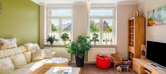 Apartment Theo in the 'Alte Schule' Holiday Home with Mountain View, Shared Terrace & Wi-Fi in Ferna