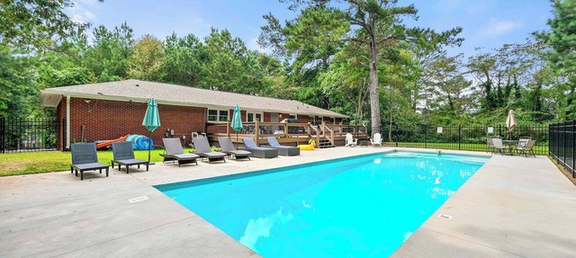 ATL airport pool villa, sleeps 10 in East Point