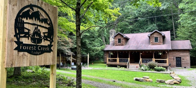 Autumn Escape Forest Creek Lodge Sleeps 10, 3BR 2BA · Hot Tub Fire Pit Fireplace in Confluence