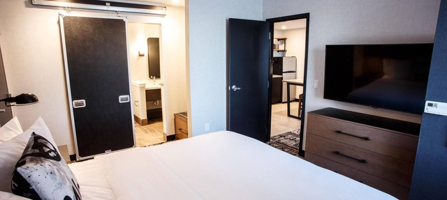 Backstage Vibe, Lancaster Charm-One of a Kind Lodging-King Suite w/Living Area in Lititz