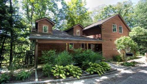 Beautiful Cabin with Hot Tub Surrounded by Trees in Confluence, Pennsylvania in Confluence