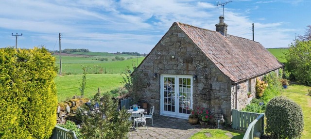 Beautiful, detatched 300 year old, fully renovated cottage with country views in Perth & Kinross