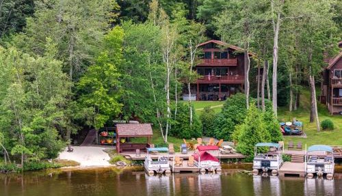 Beech Mt Lakefront Gem! Hot Tub, Kayaks, Billiards in Hazleton