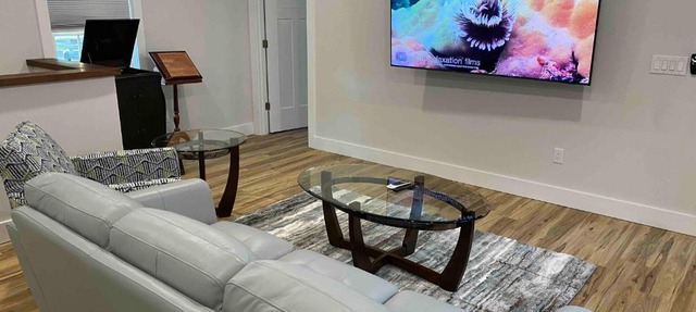 Bright Modern 2BR 2BA with Balcony - King bed-Fast Wi-Fi 75 inch OLED TV in Wilmington