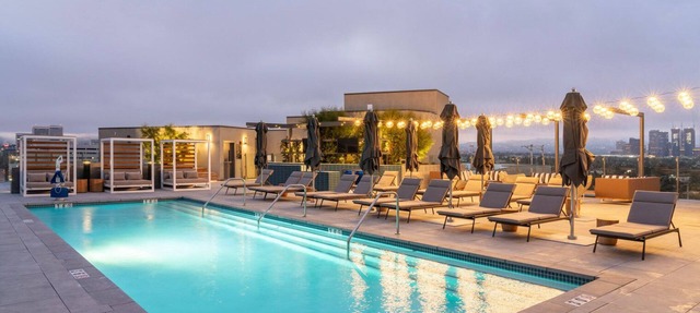 Bright West LA 1BR w/ Pool & Gym, nr Shops & Restaurants, by Blueground in Los Angeles
