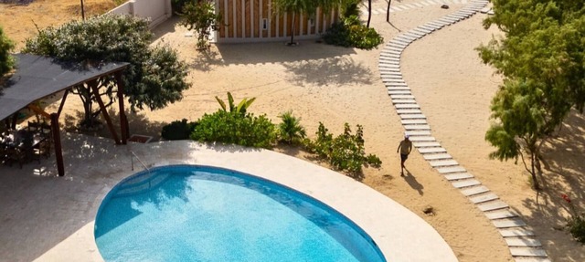 Bungalow on the beach in front of the warm and calm sea of Canoas de Punta Sal. in Canoas