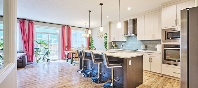 Calgary Mega-Home: 7BR, 2 Kitchens, 5 Baths! Groups, Family & Banff Getaway in Calgary