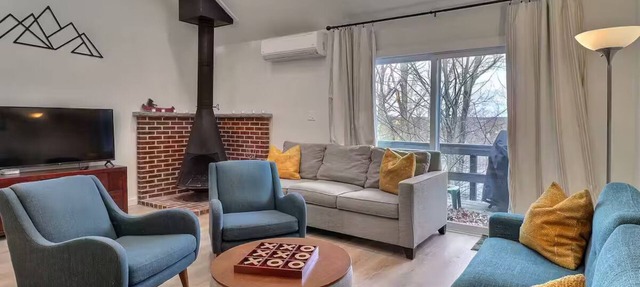 Camelback Village townhouse-ski in/ski out access in Tannersville