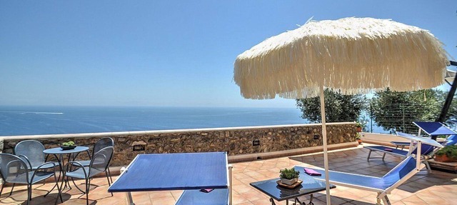 Casa Vela: A splendid two-story independent house which faces the sun and the sea, with Free WI-FI. in Praiano