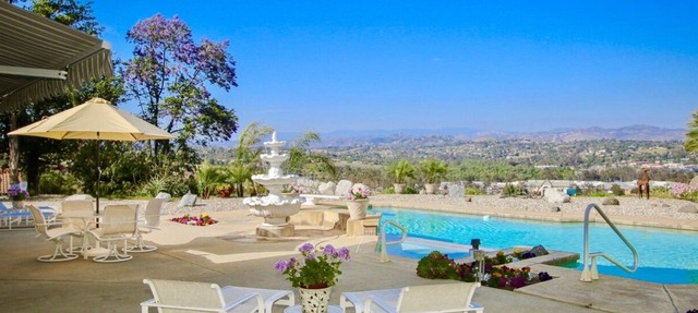 Central Location, Spectacular Views, Pool, Hottub in Escondido
