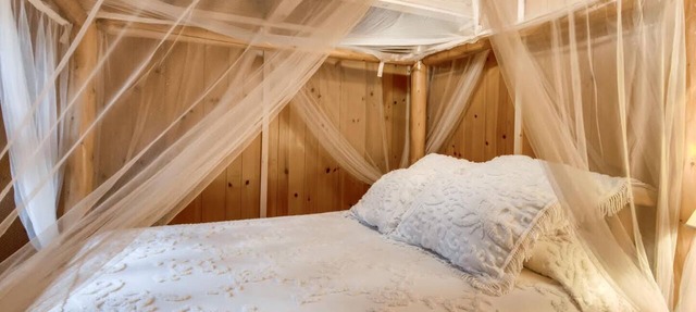 Chalet Getaway! Great Location By Mountain Stream On Ski Mountain Rd! Hot Tub in Gatlinburg
