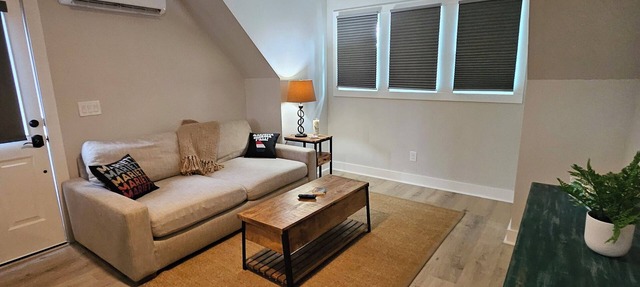 Charming 1-Bedroom Carriage House Near Marietta Square in Marietta