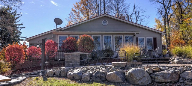 Charming 2-bedroom lake front property that is family friendly. in Lisbon