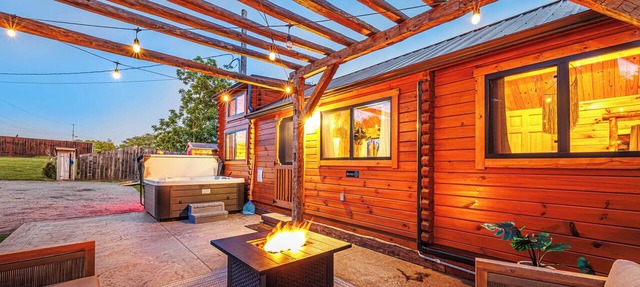 Charming 2-bedroom tiny cabin hot tub camp fire sauna in Christiana