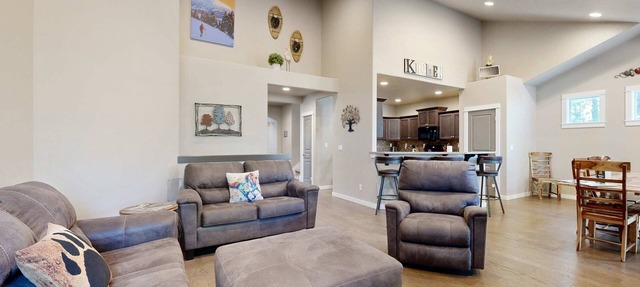 Charming Home with a Private Hot Tub, SHARC Passes, Fast WiFi, and Central AC in Sunriver