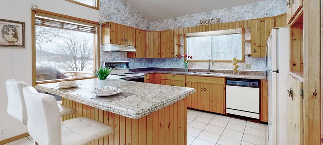 Charming lakefront cottage on Little Doe Lake in Muskoka area in Katrine