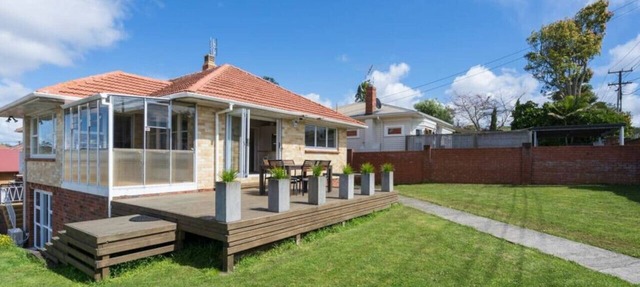 Charming One Tree Hill House by Furnished Rentals in Auckland