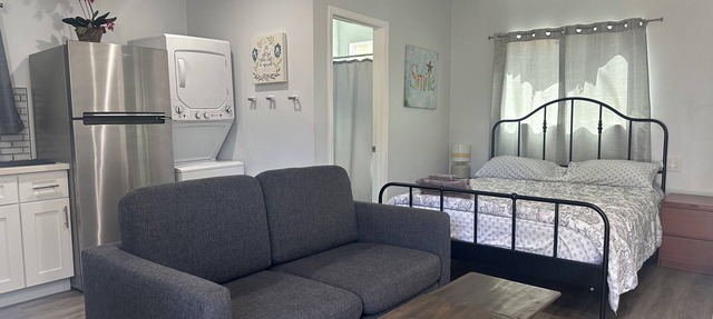 Charming stand alone guest house in Burbank close to universal studios in Burbank